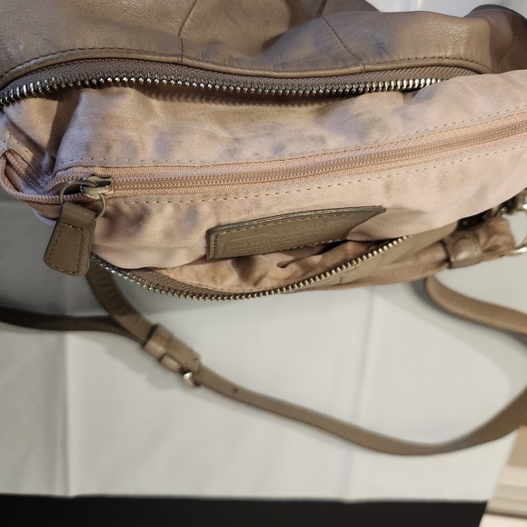 🩶Cute🩶 Coach🩶 leather crossbody bag - Picture 7 of 16